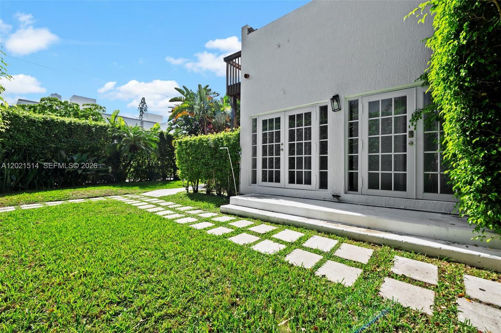 2501 Pine Tree Dr Miami Beach, FL 33140