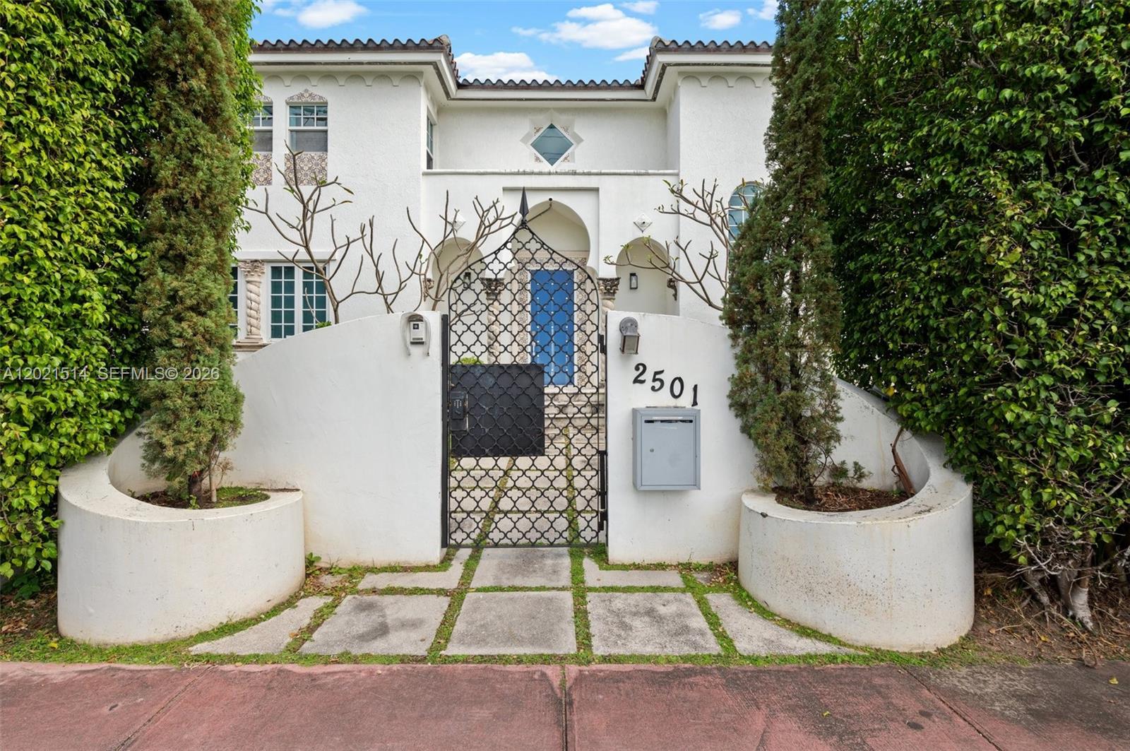 2501 Pine Tree Dr Miami Beach, FL 33140