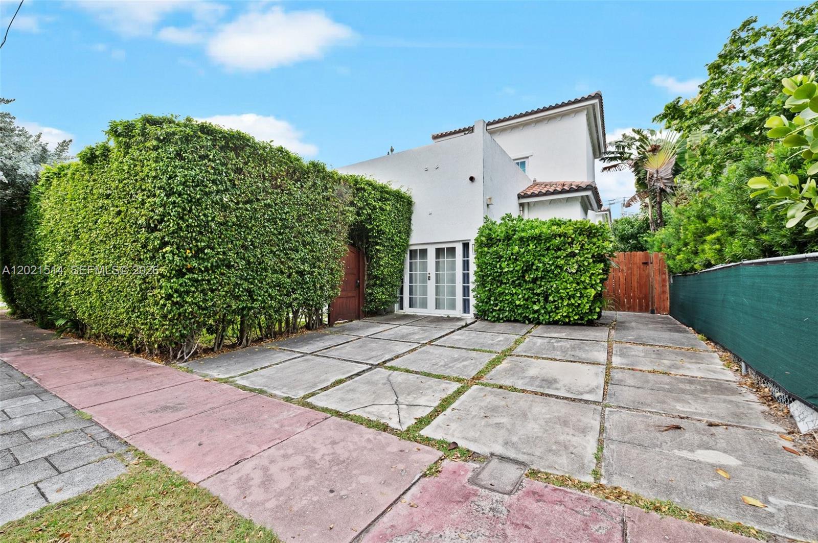 2501 Pine Tree Dr Miami Beach, FL 33140