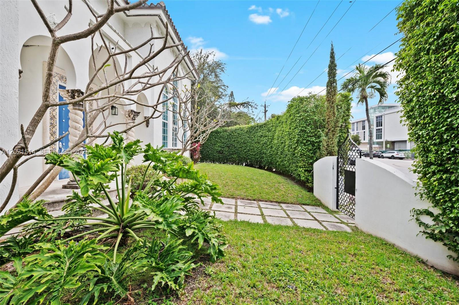 2501 Pine Tree Dr Miami Beach, FL 33140