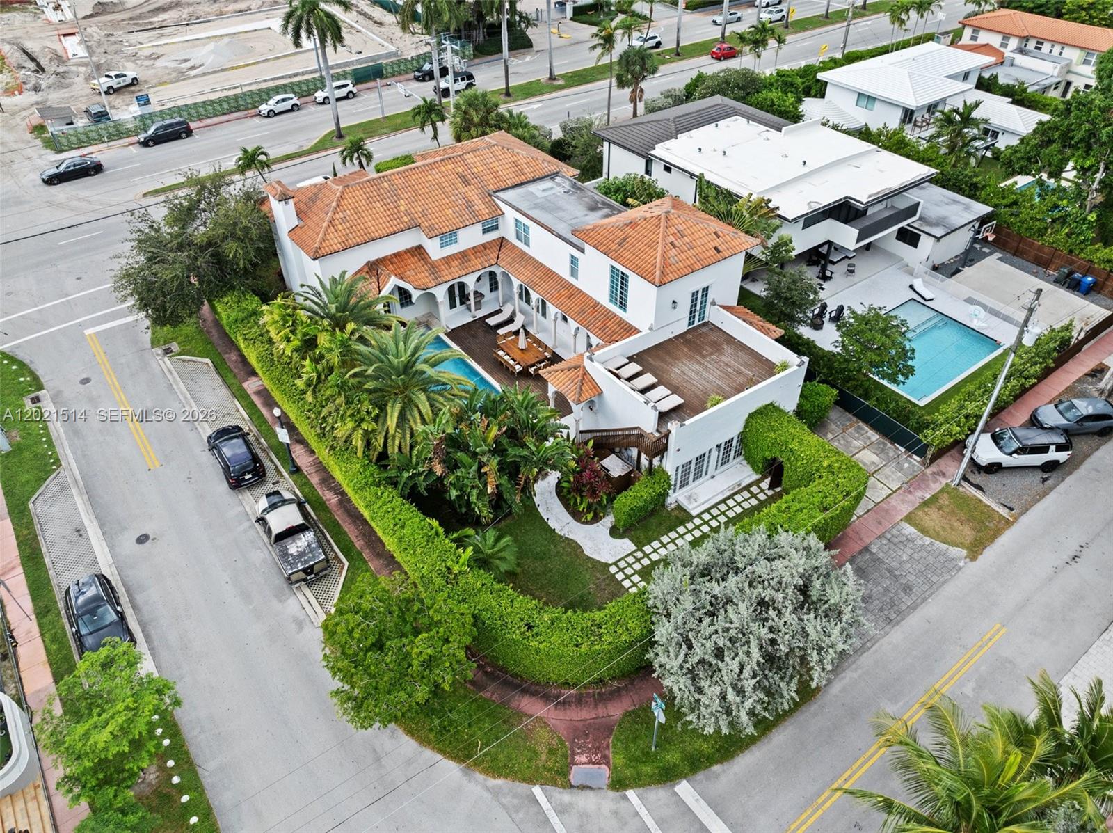 2501 Pine Tree Dr Miami Beach, FL 33140