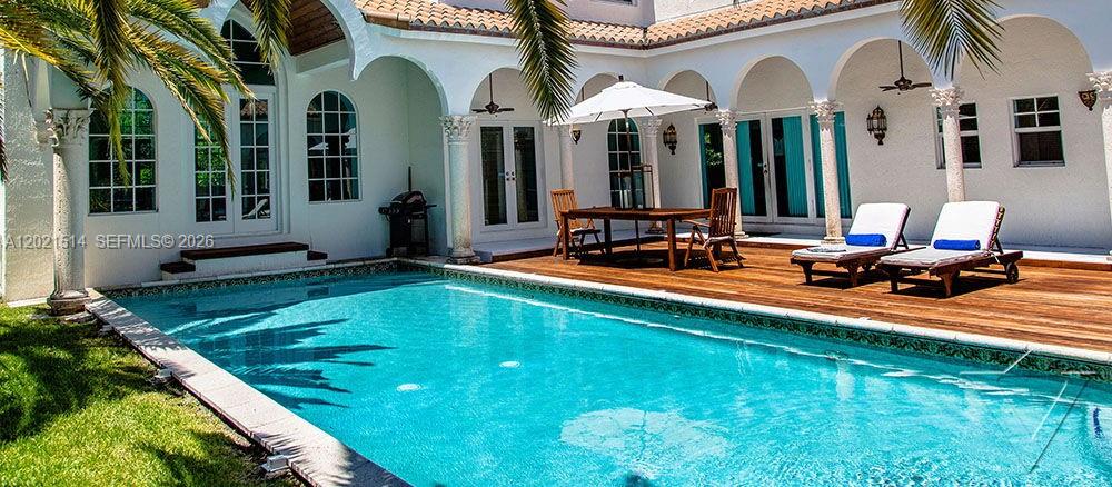 2501 Pine Tree Dr Miami Beach, FL 33140