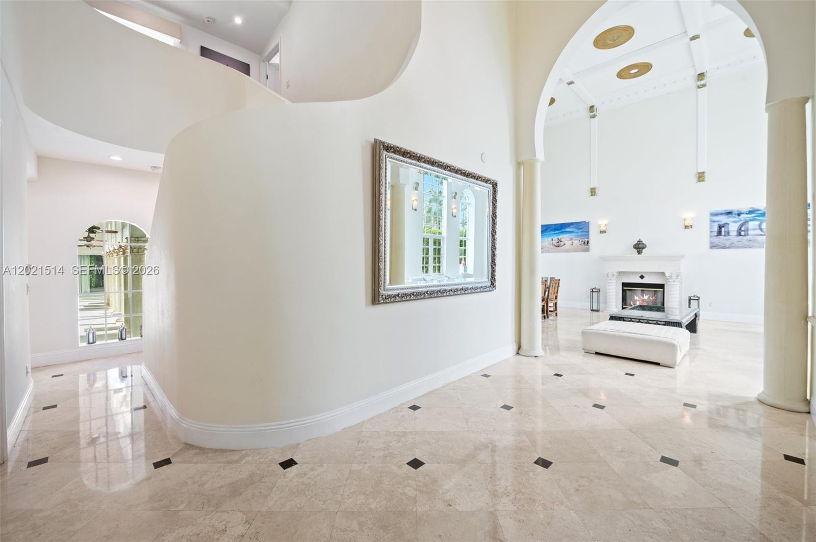 2501 Pine Tree Dr Miami Beach, FL 33140