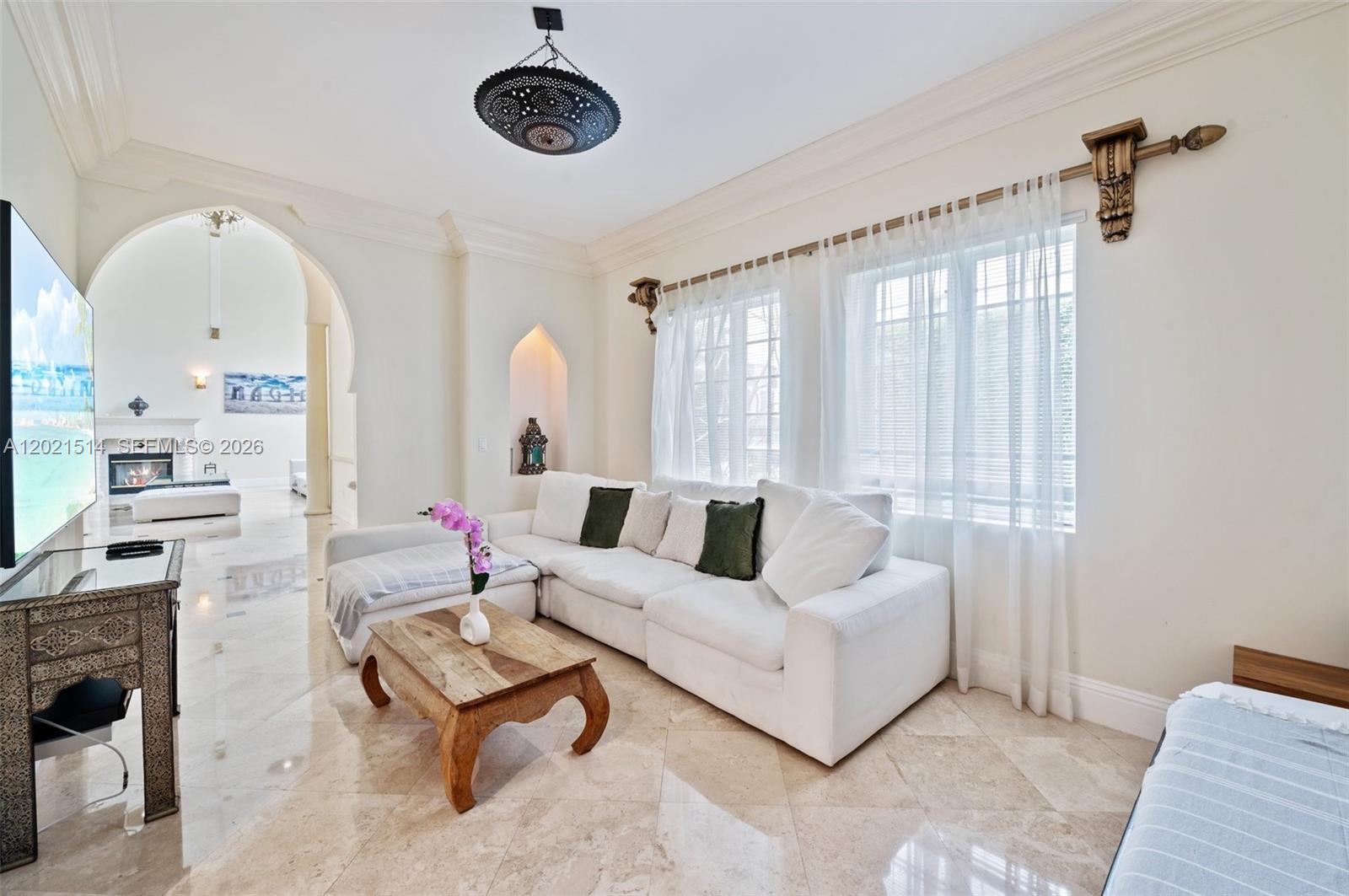 2501 Pine Tree Dr Miami Beach, FL 33140