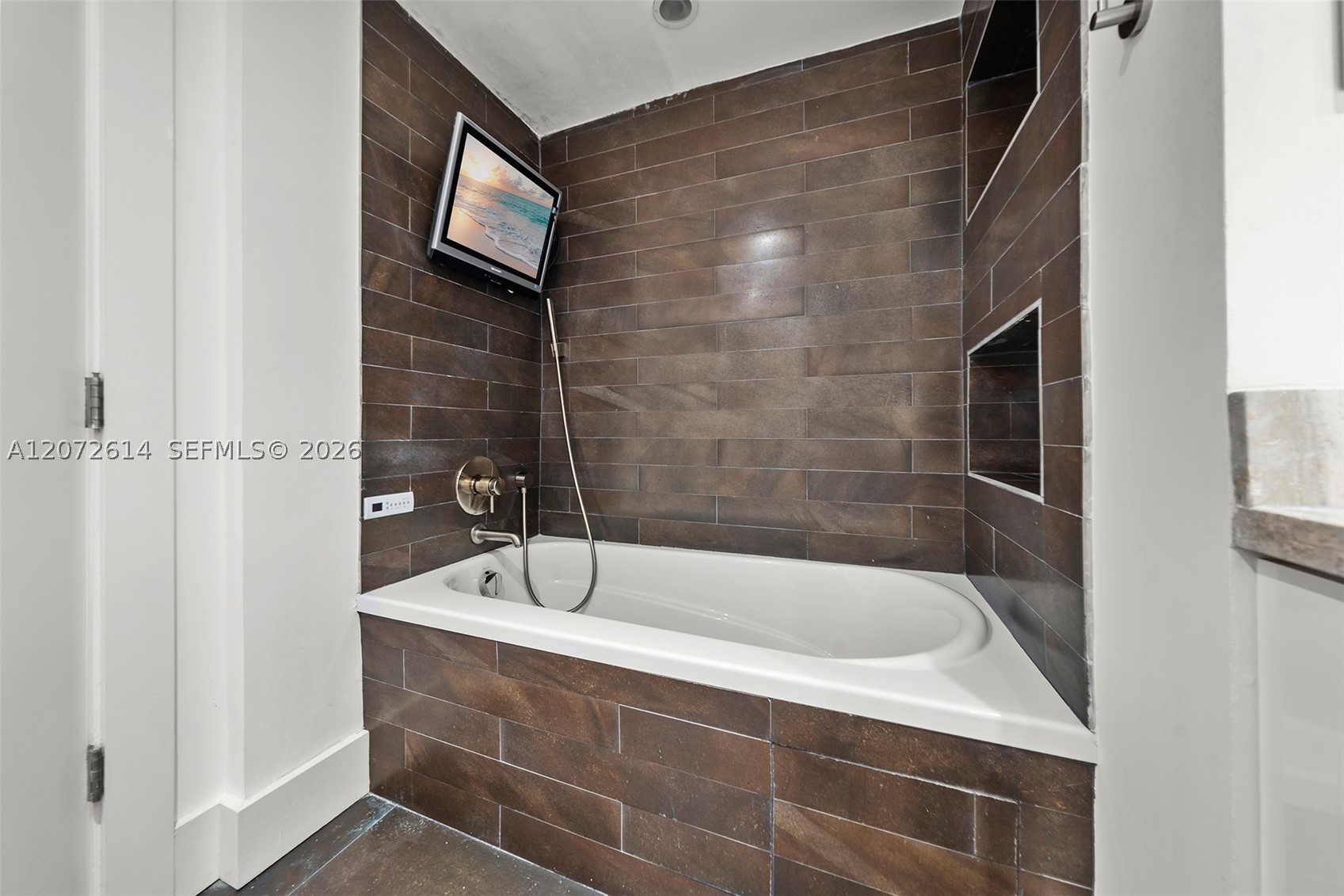 600 Grapetree Dr #6BS Key Biscayne, FL 33149