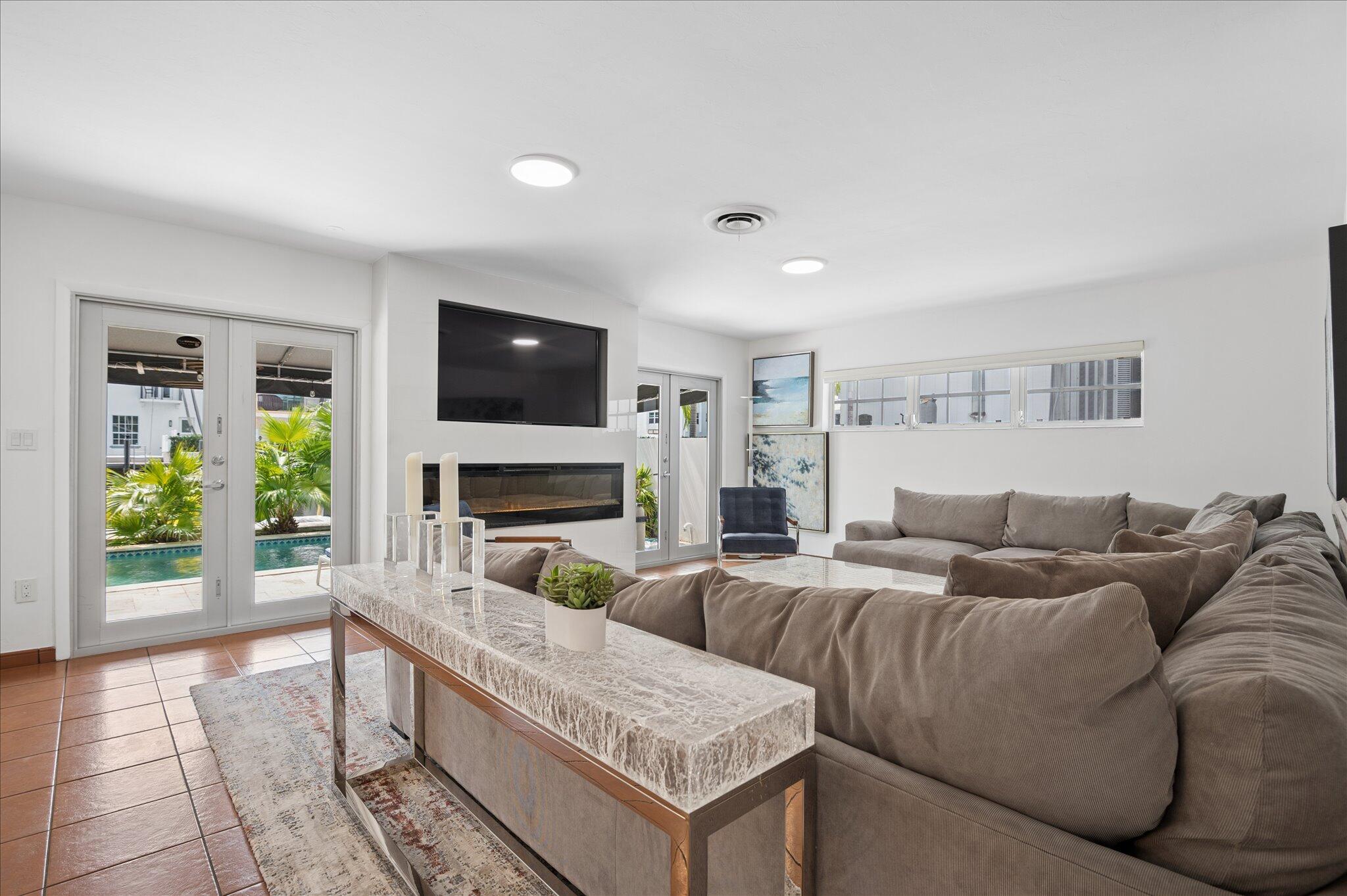 325 Coconut Isle Fort Lauderdale, FL 33301