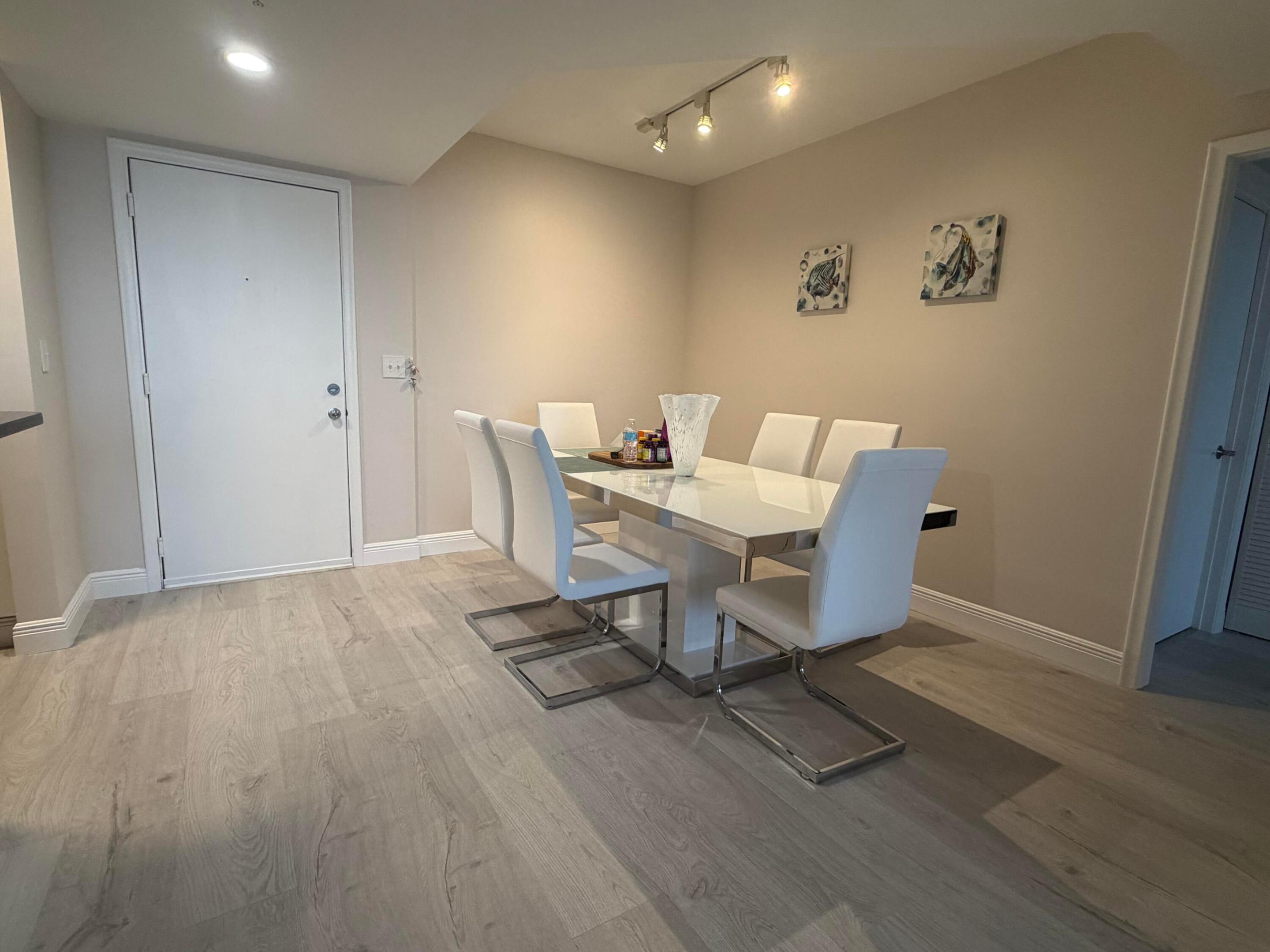 image The Venture at Aventura0