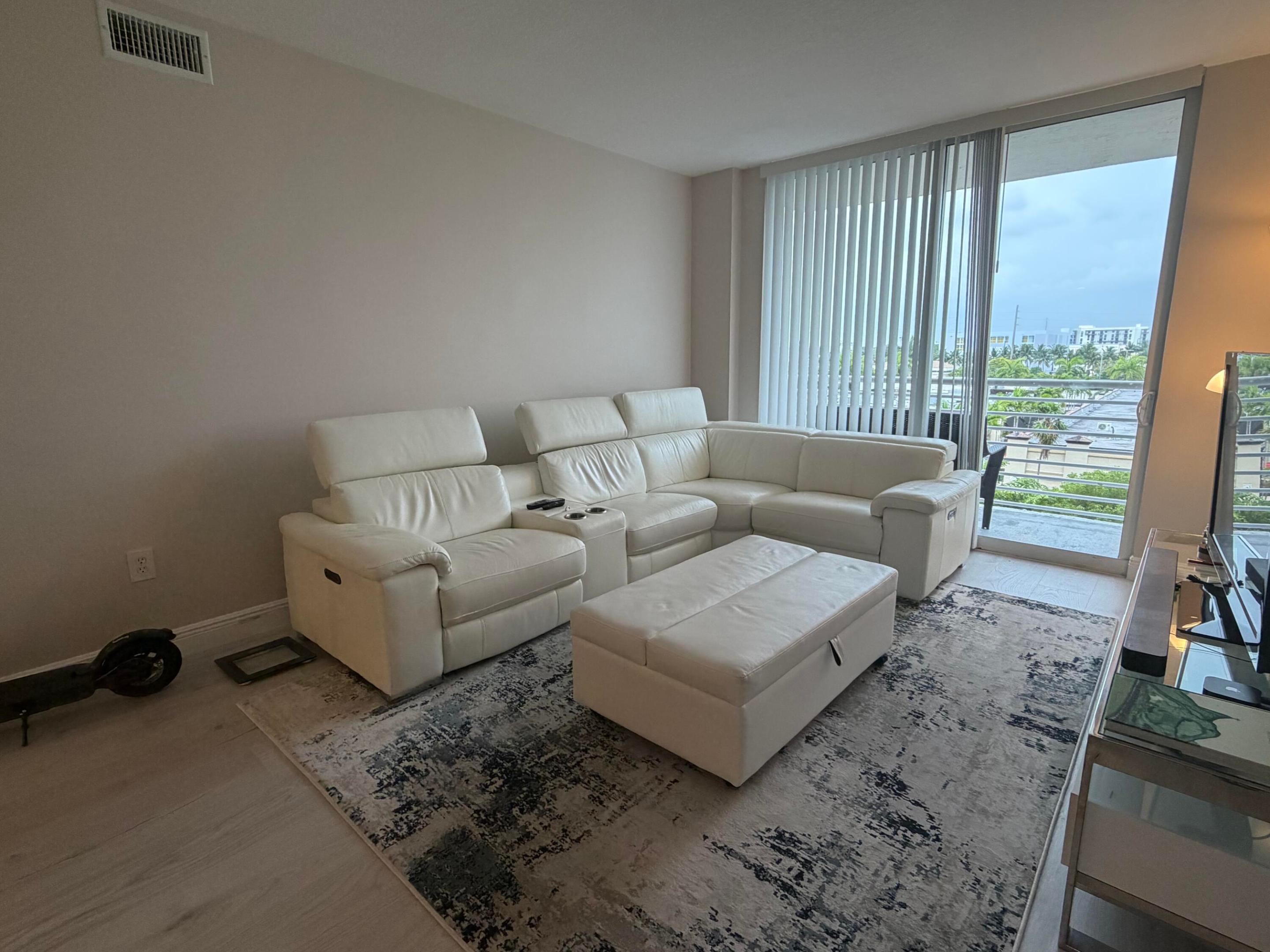 image The Venture at Aventura3