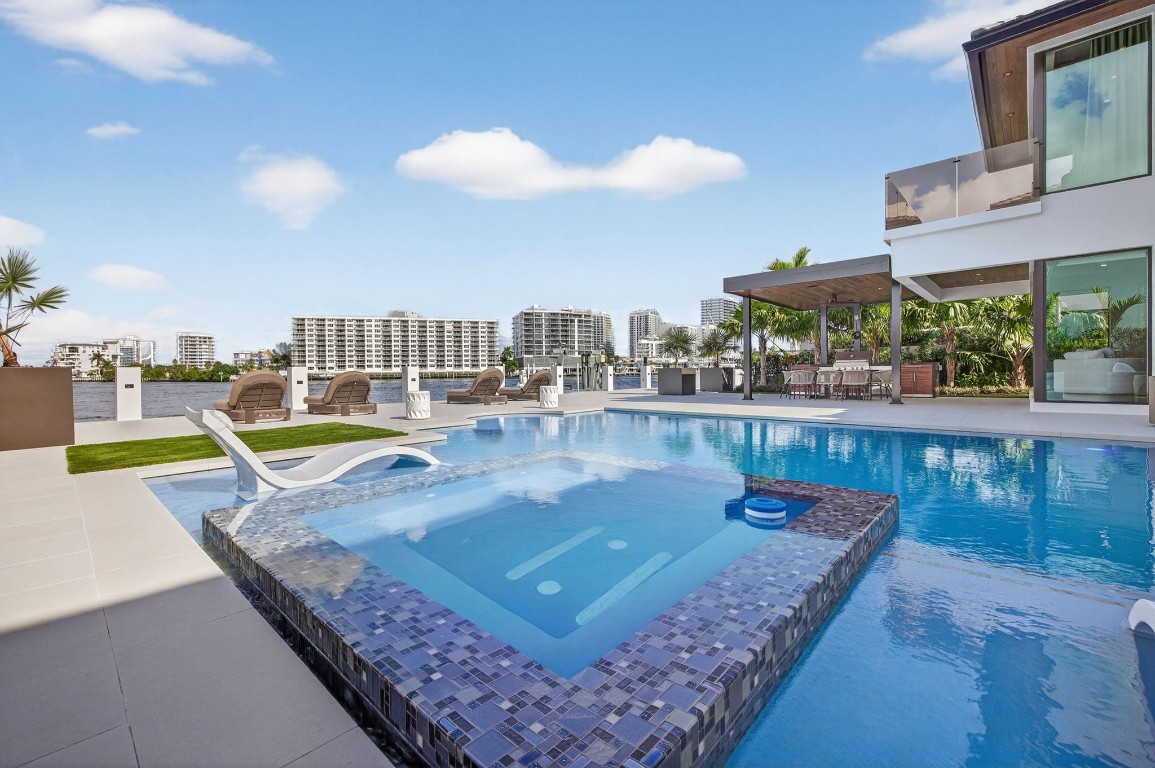 2533 Aqua Vis Fort Lauderdale, FL 33301