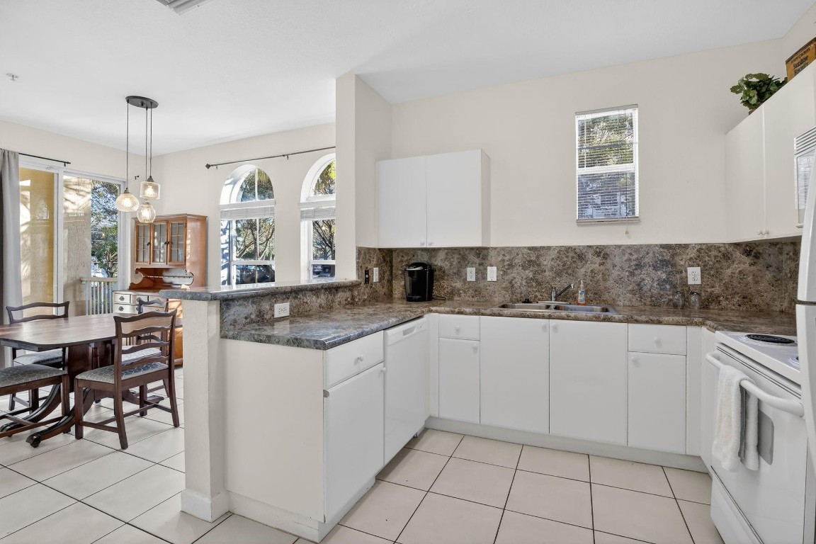 100 Jacaranda Country Clb #101 Plantation, FL 33324