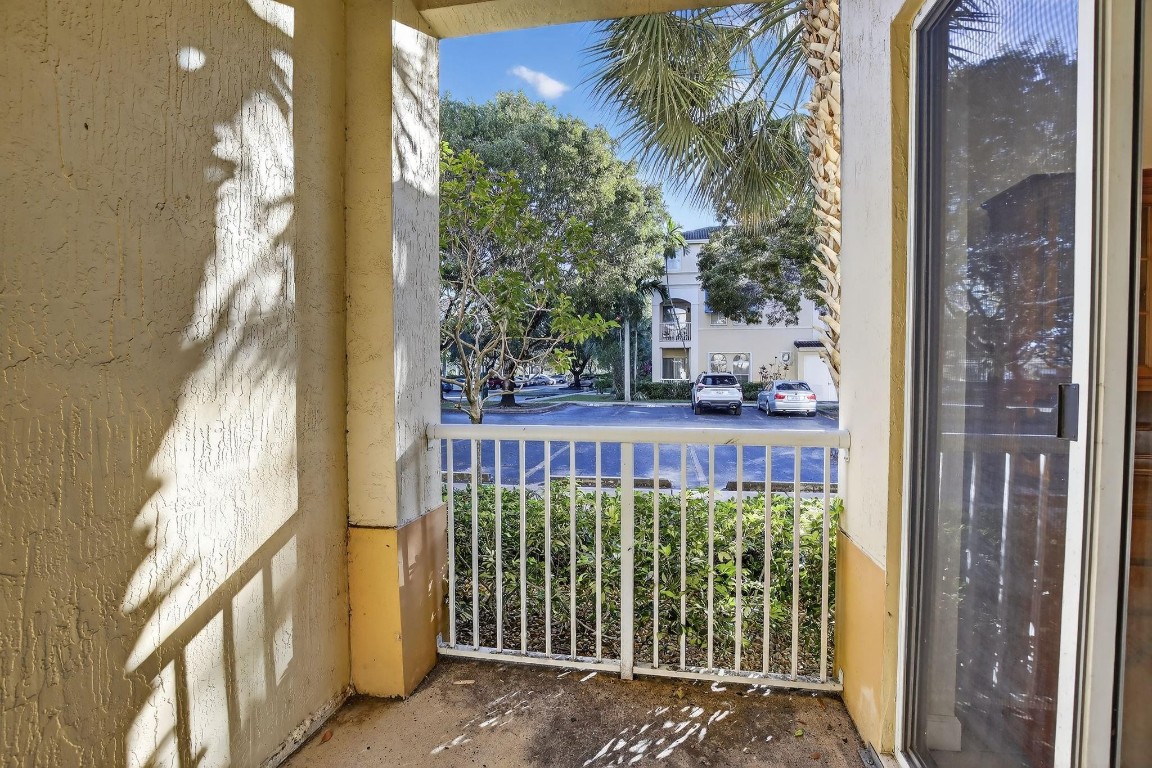 100 Jacaranda Country Clb #101 Plantation, FL 33324