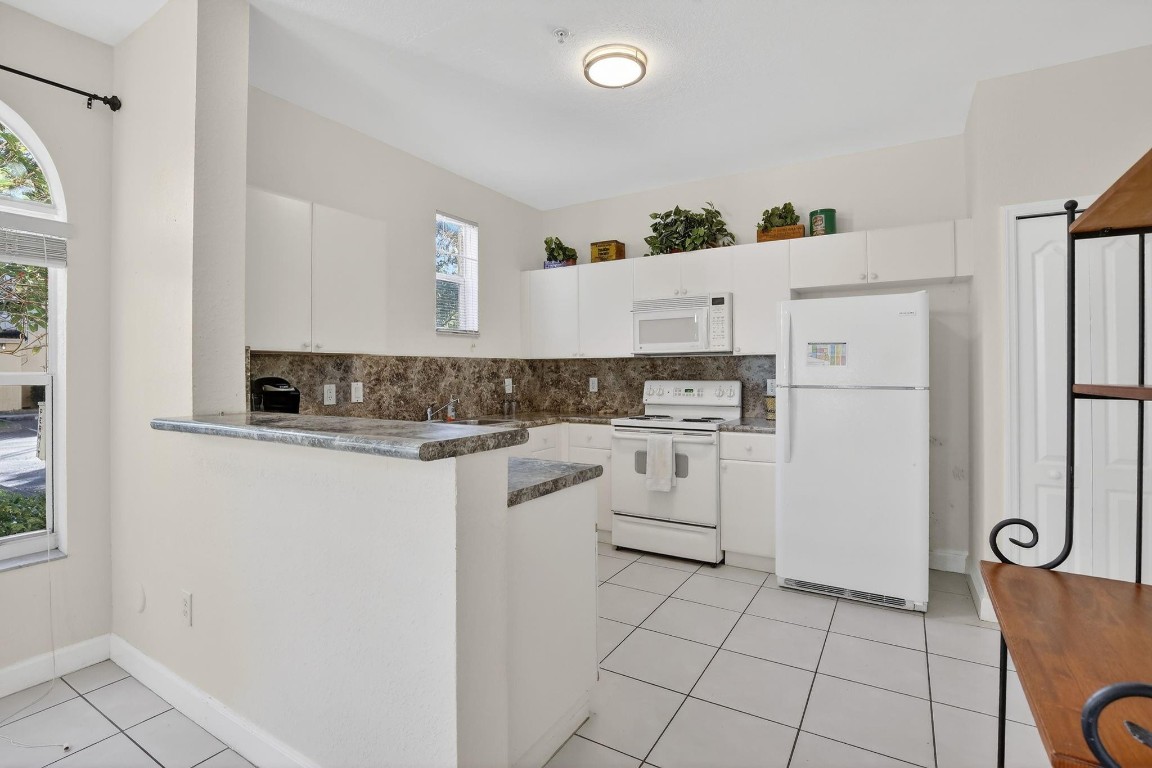 100 Jacaranda Country Clb #101 Plantation, FL 33324