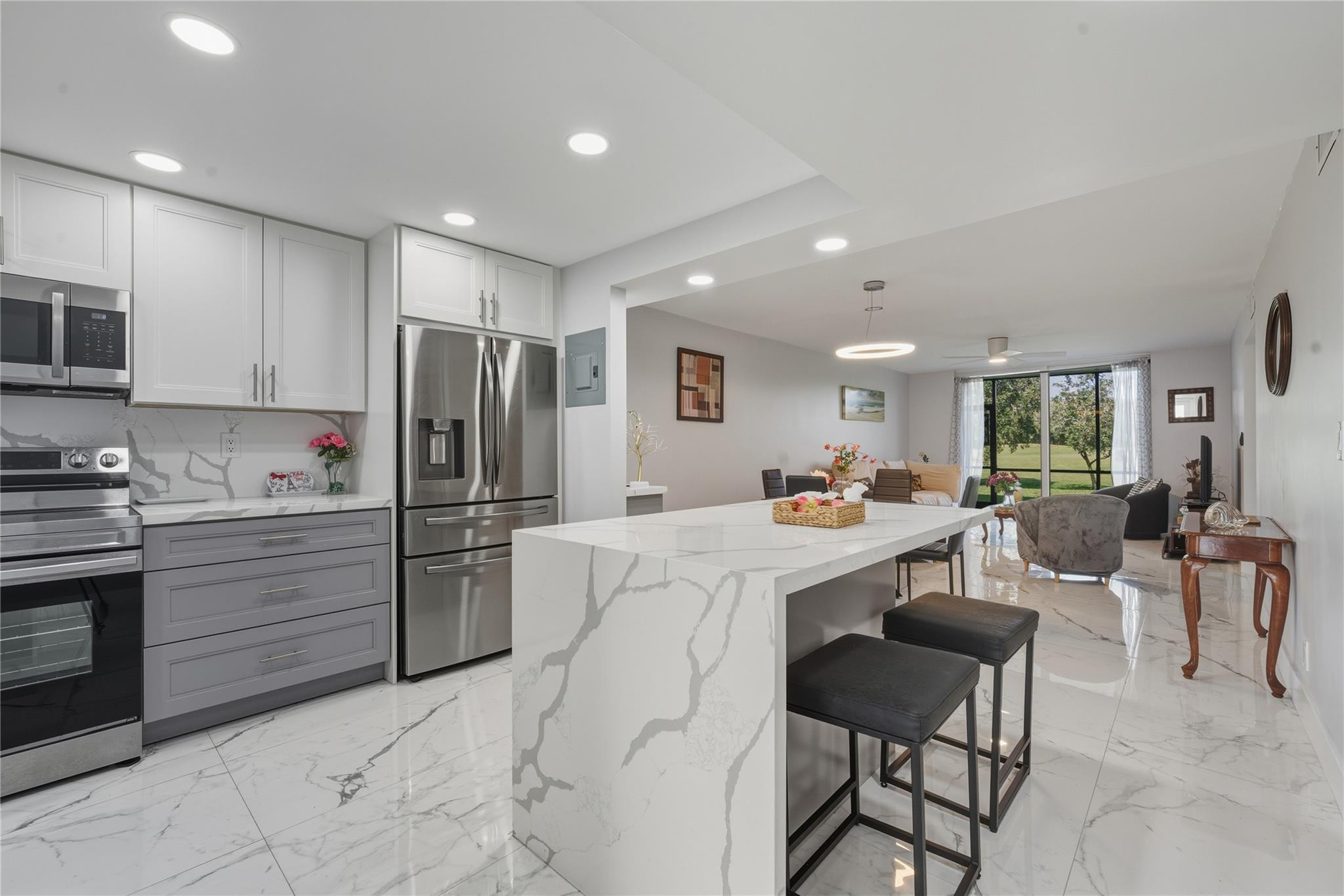 9611 N Hollybrook Lk #101