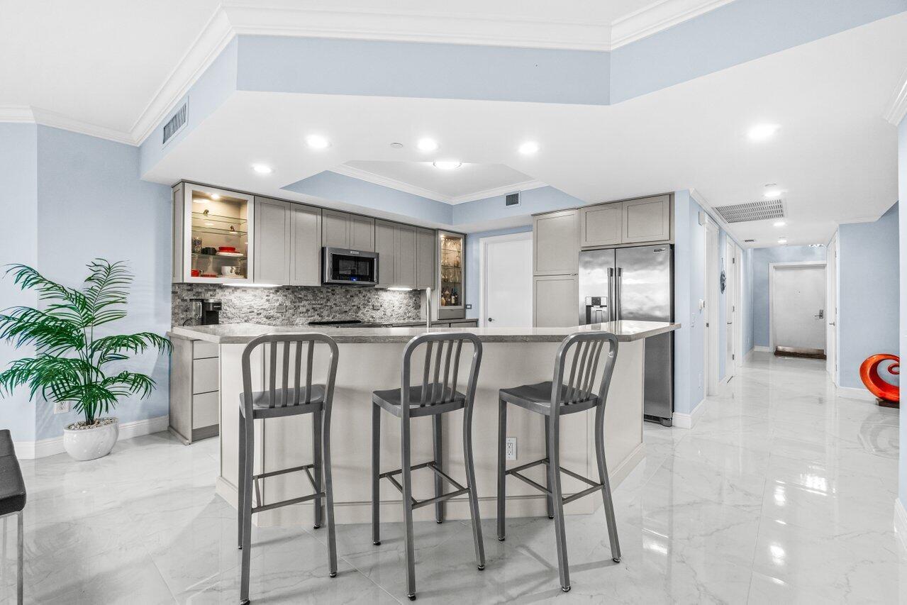 2650 Lake Shr Dr #406 Riviera Beach, FL 33404