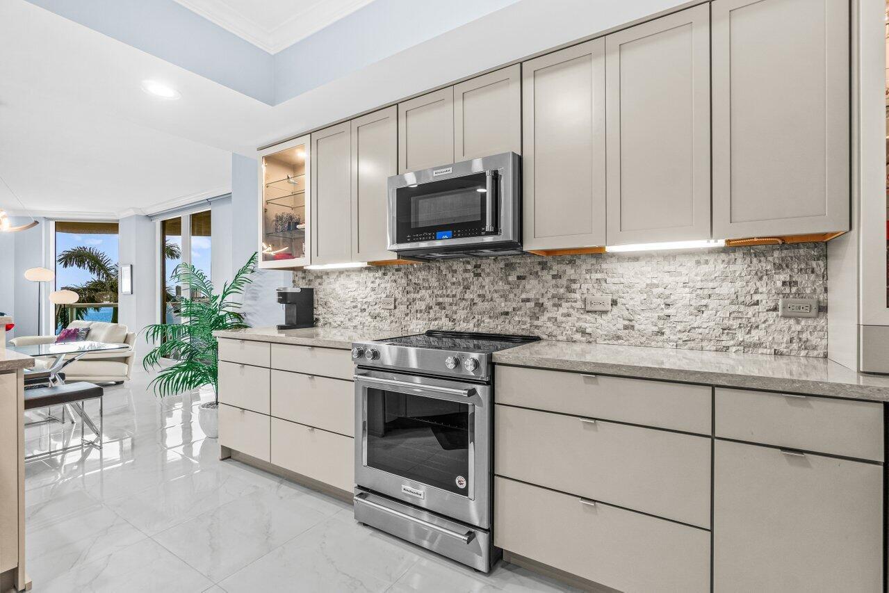 2650 Lake Shr Dr #406 Riviera Beach, FL 33404