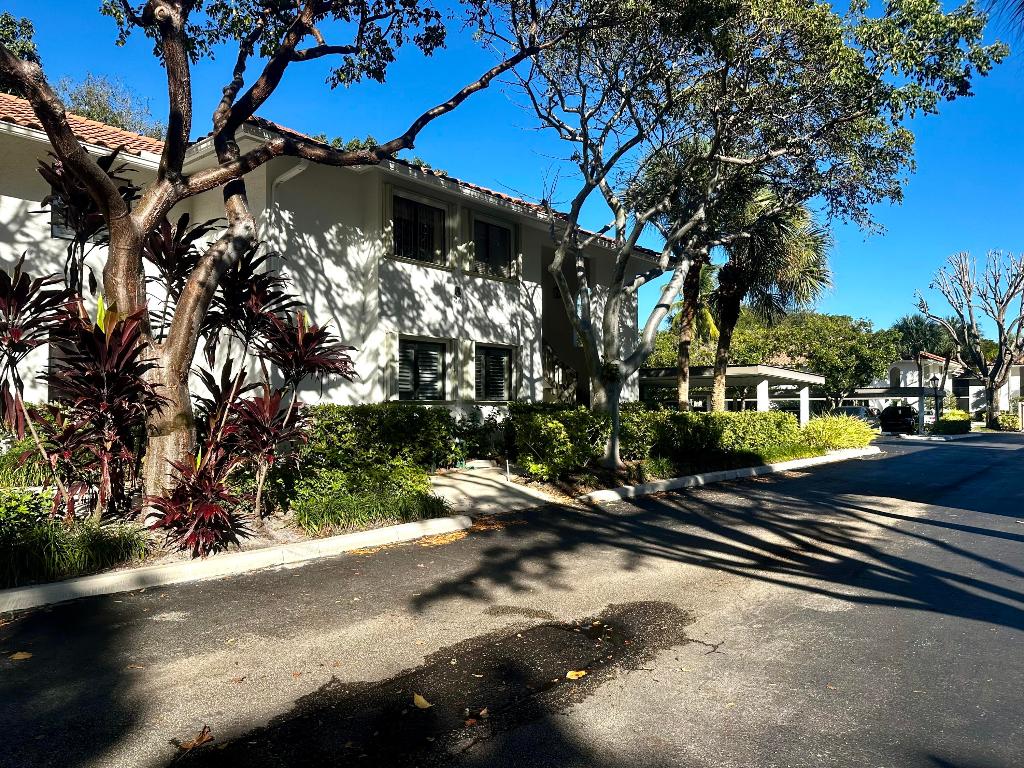 25 Pelican Pointe Dr #201