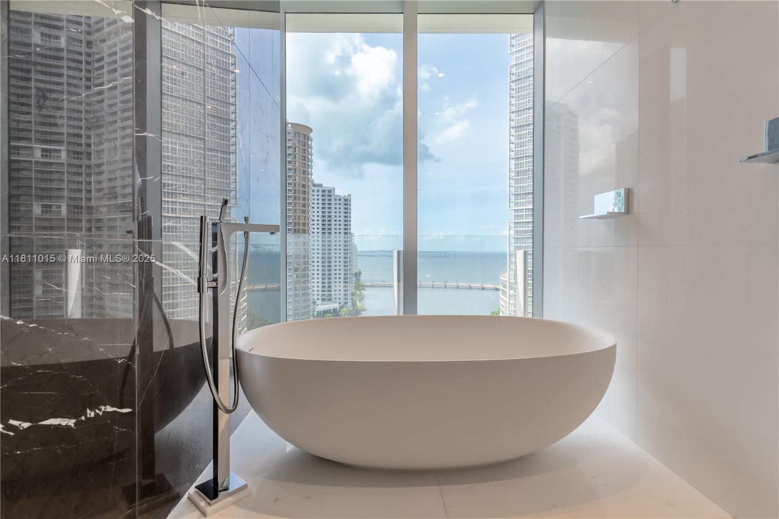 image Aston Martin Residences32