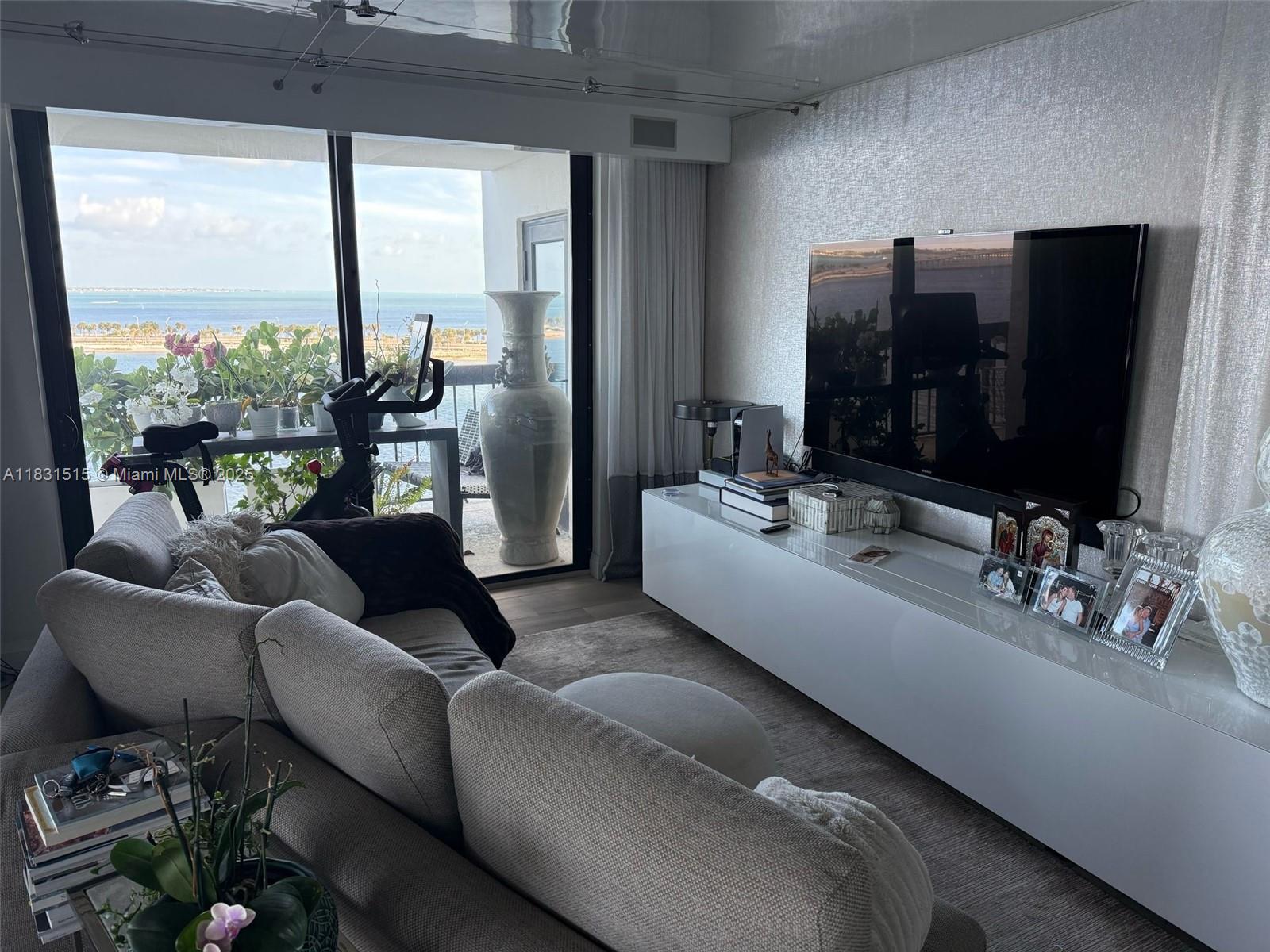 image Brickell Club72