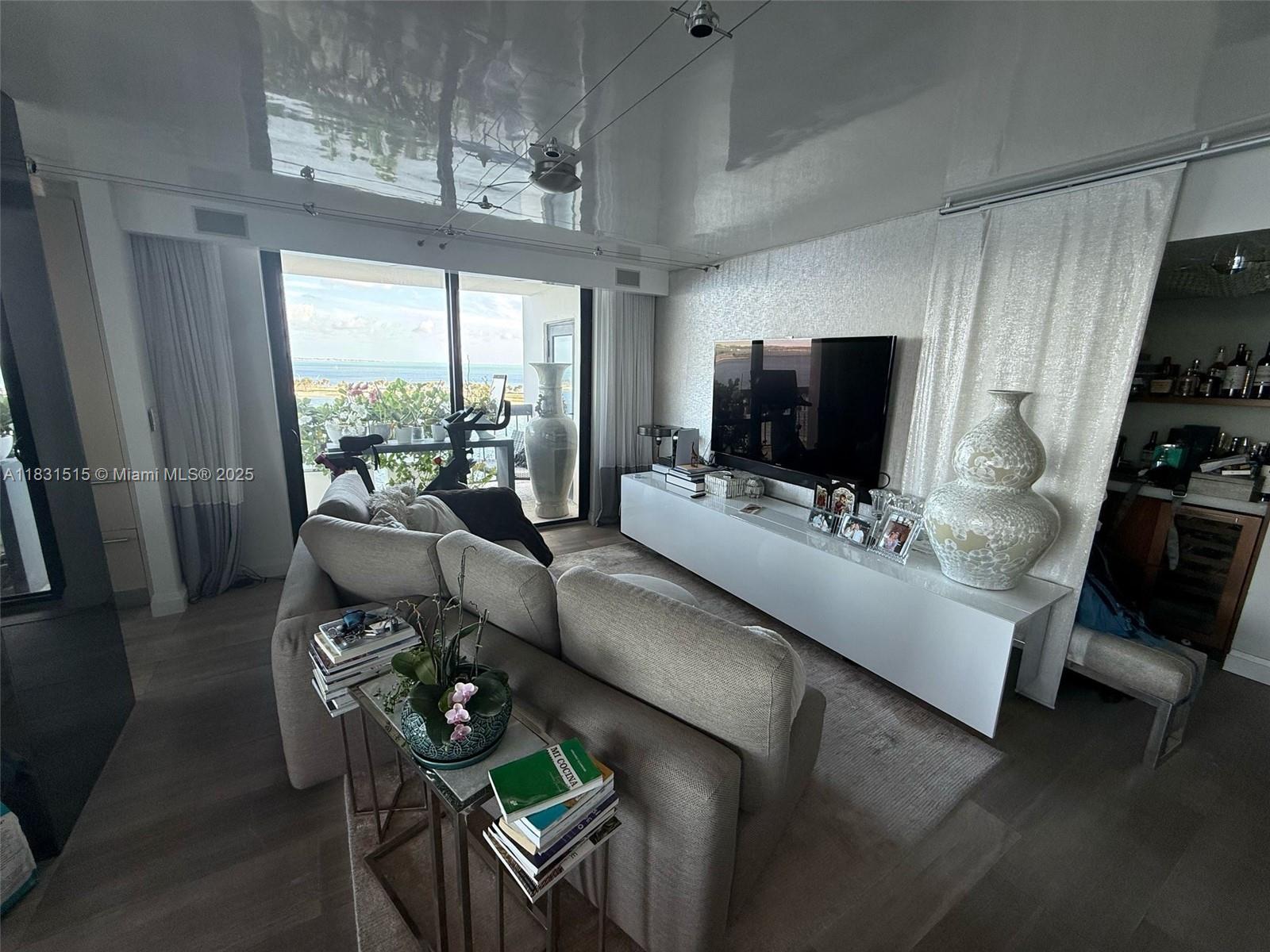 image Brickell Club73