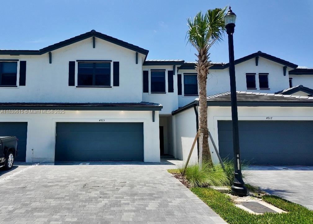4925 Peacock Way