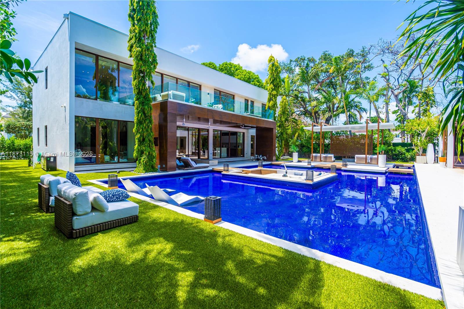 3009 Pine Tree Dr Miami Beach, FL 33140 3009 Pine Tree Dr Miami Beach, FL 33140