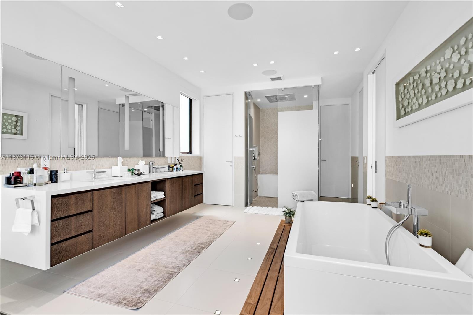 3009 Pine Tree Dr Miami Beach, FL 33140 3009 Pine Tree Dr Miami Beach, FL 33140