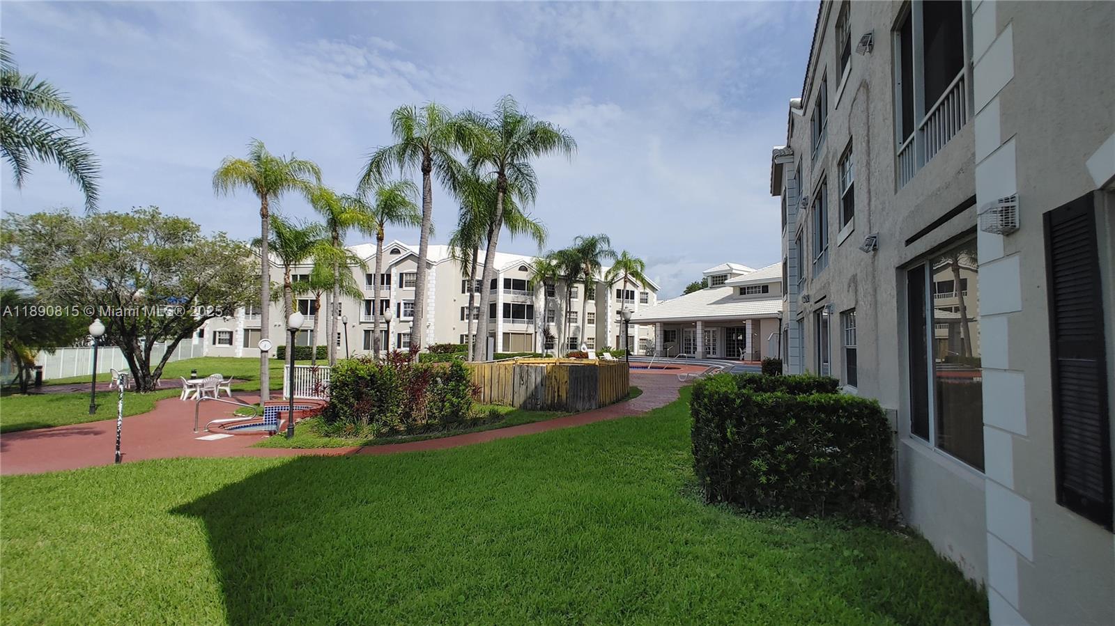 2850 N Oakland Frst Dr #309
