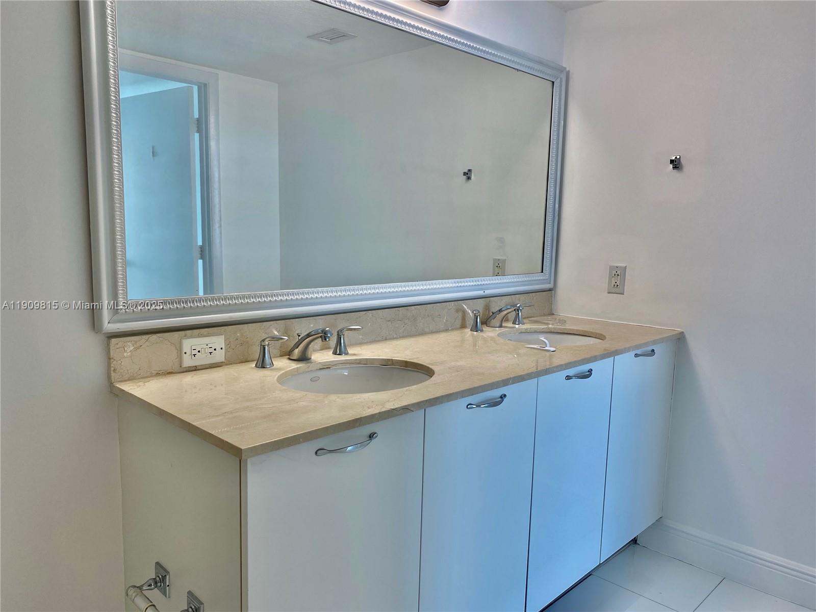 image 1800 Club Condo11