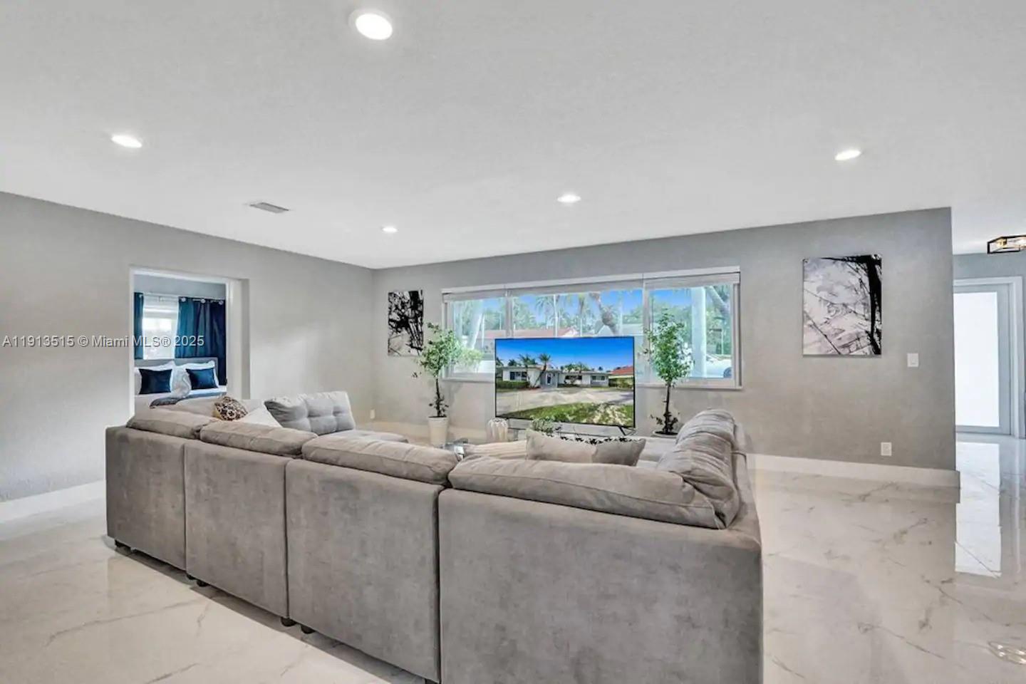 1241 Hollywood Blvd Hollywood, FL 33019