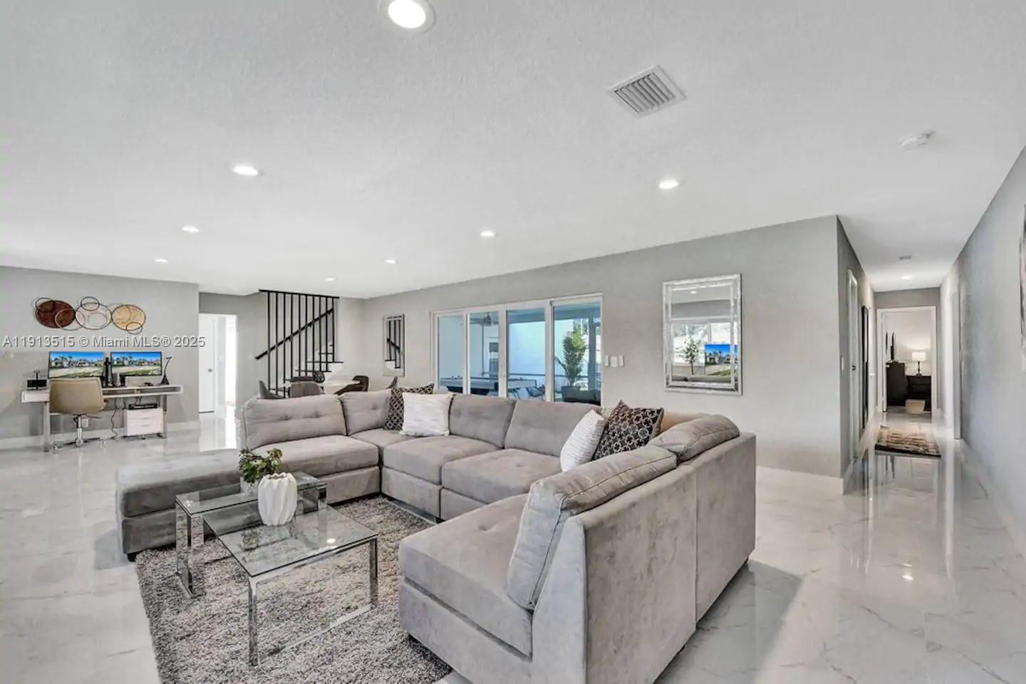 1241 Hollywood Blvd Hollywood, FL 33019