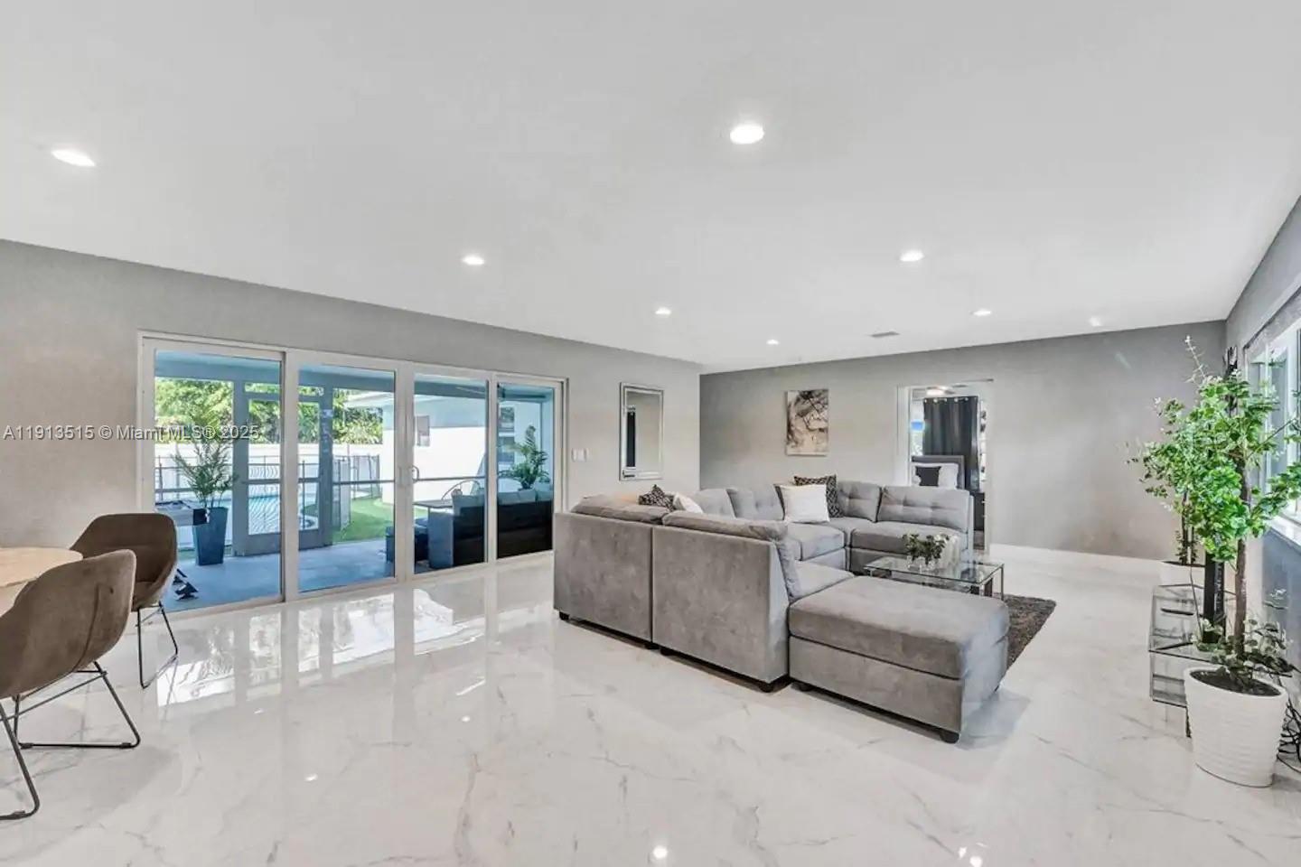 1241 Hollywood Blvd Hollywood, FL 33019