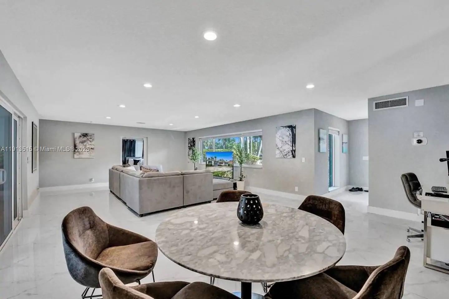 1241 Hollywood Blvd Hollywood, FL 33019