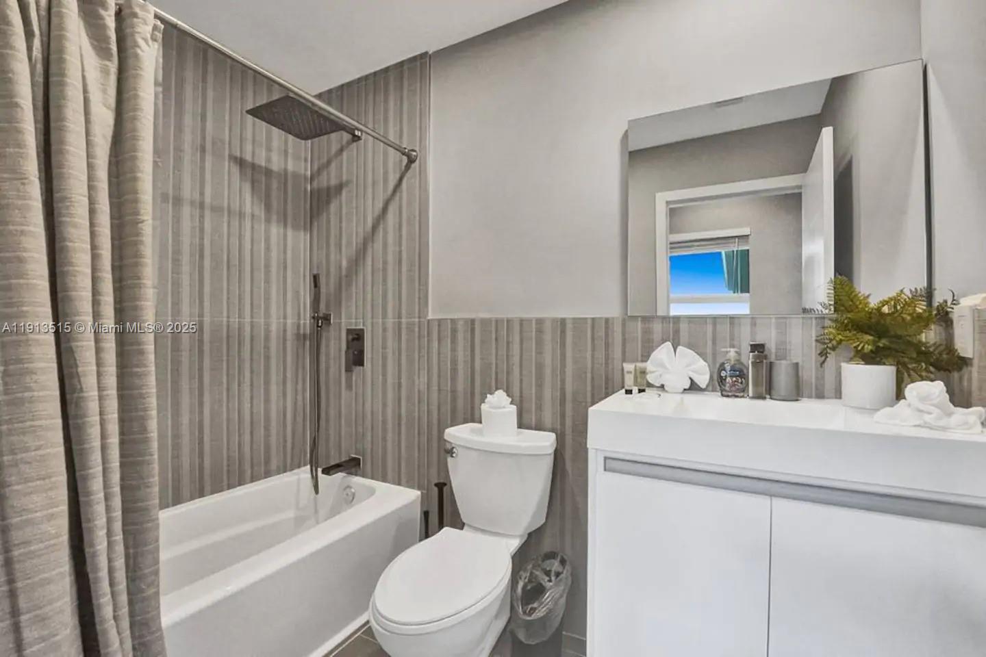 1241 Hollywood Blvd Hollywood, FL 33019