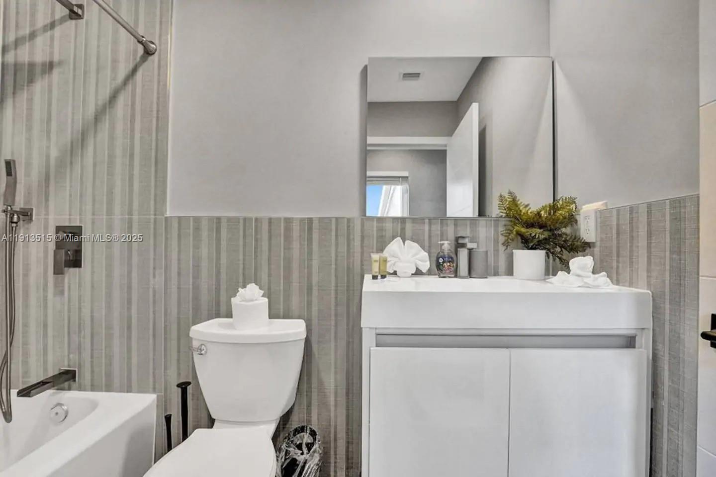 1241 Hollywood Blvd Hollywood, FL 33019