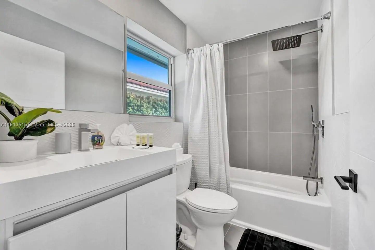 1241 Hollywood Blvd Hollywood, FL 33019