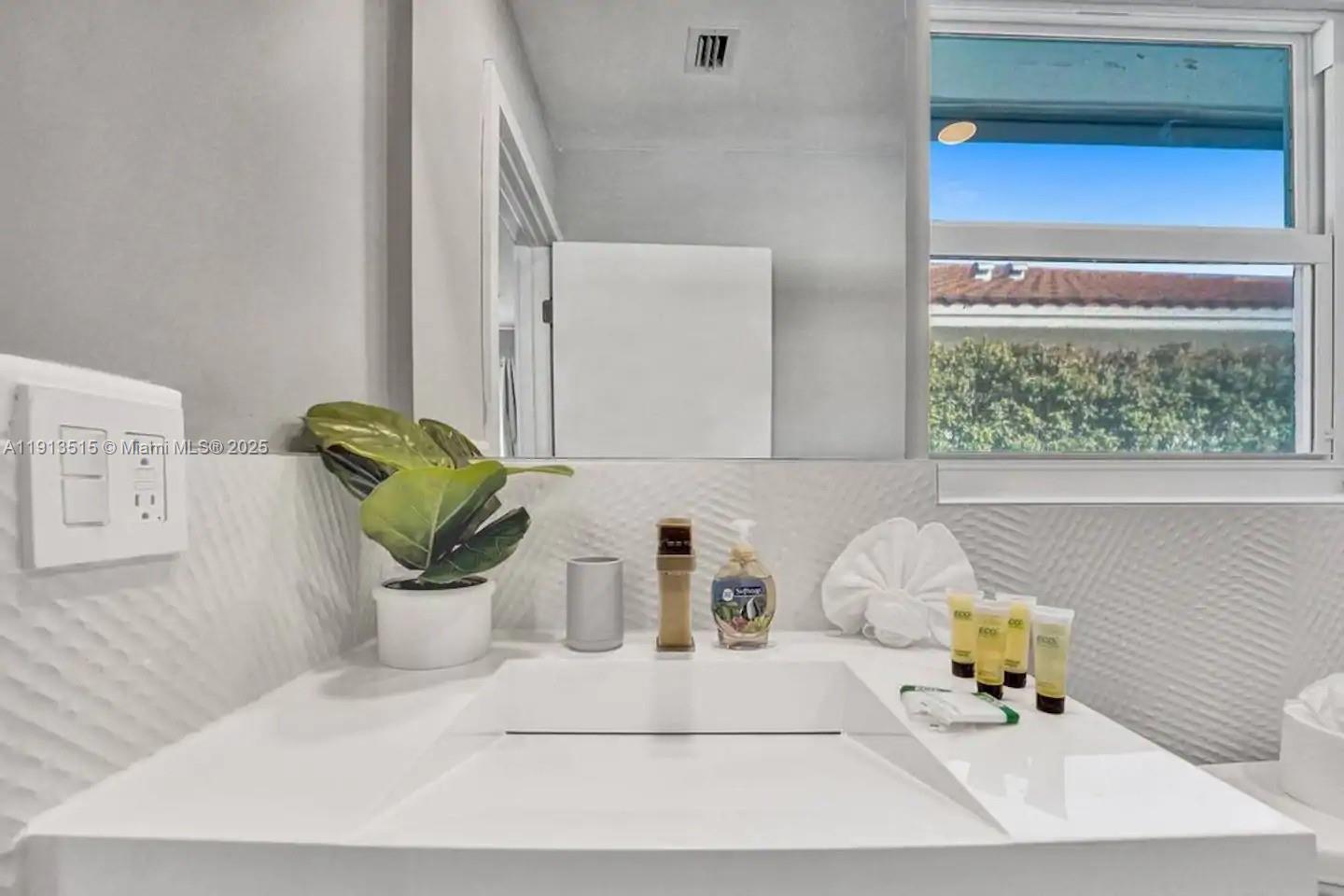 1241 Hollywood Blvd Hollywood, FL 33019