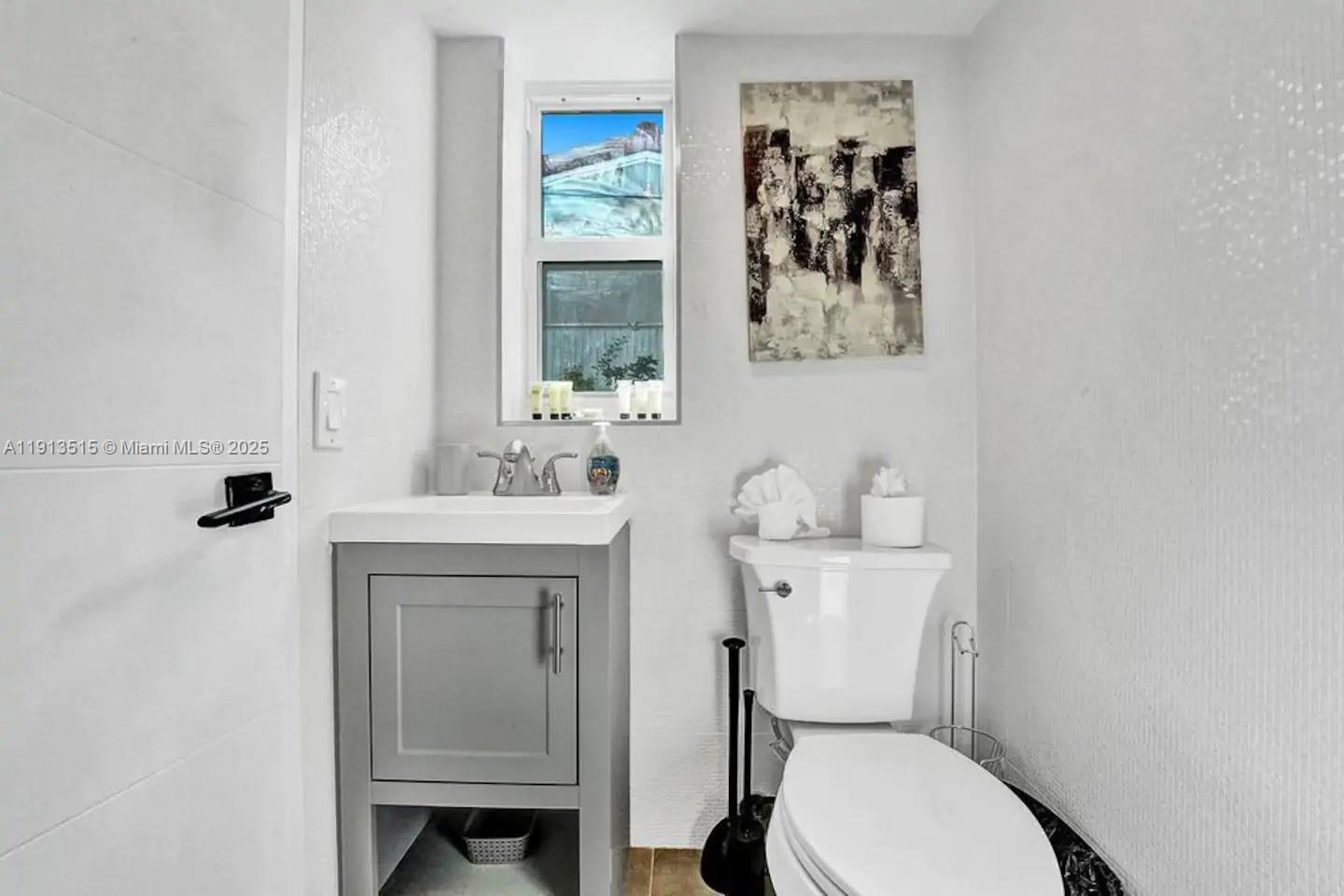 1241 Hollywood Blvd Hollywood, FL 33019