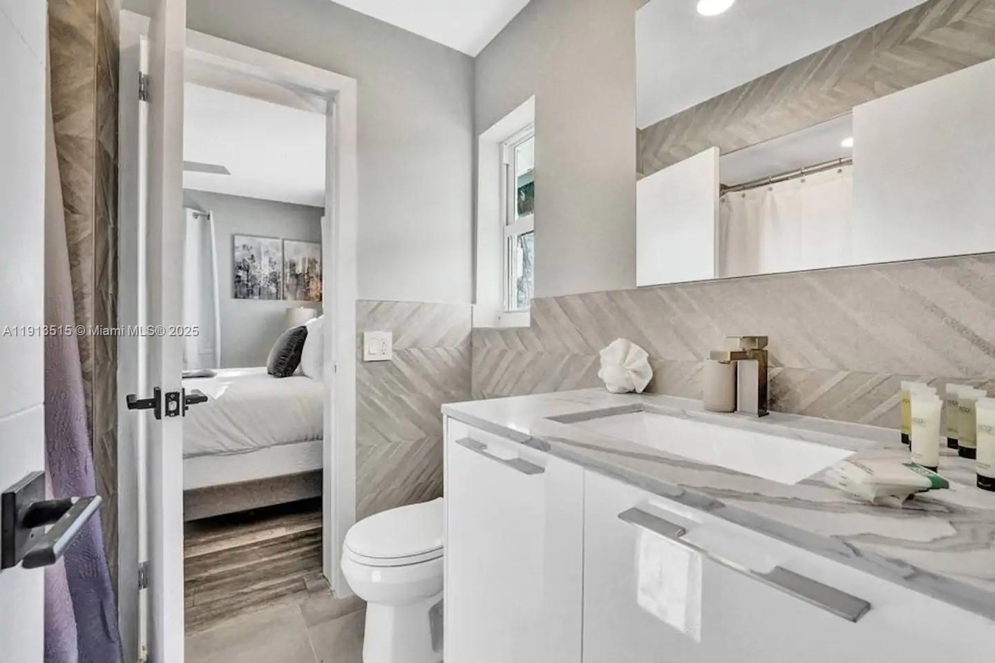 1241 Hollywood Blvd Hollywood, FL 33019