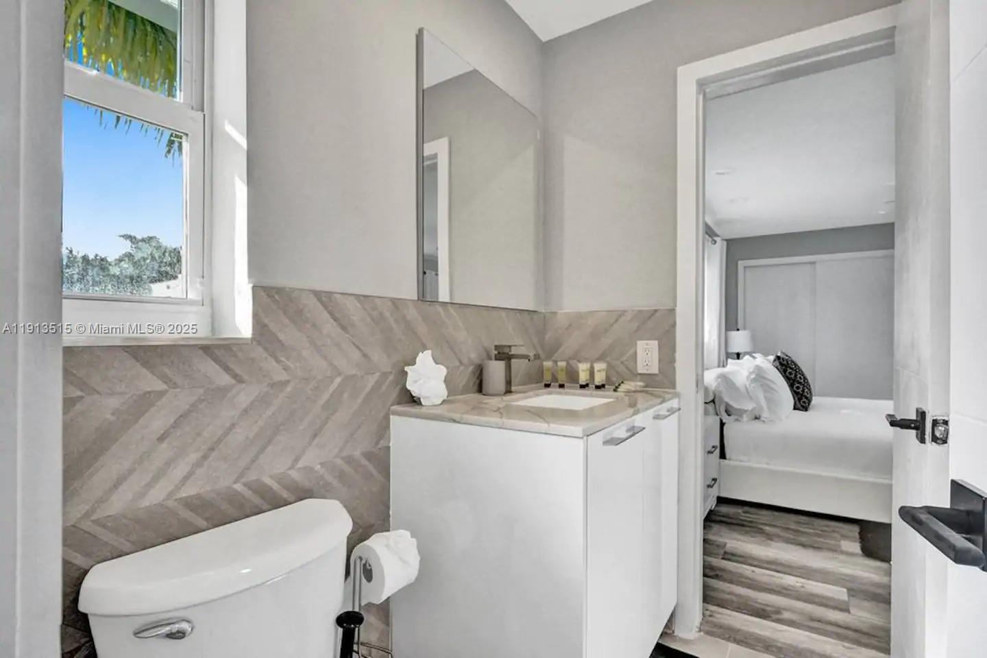 1241 Hollywood Blvd Hollywood, FL 33019