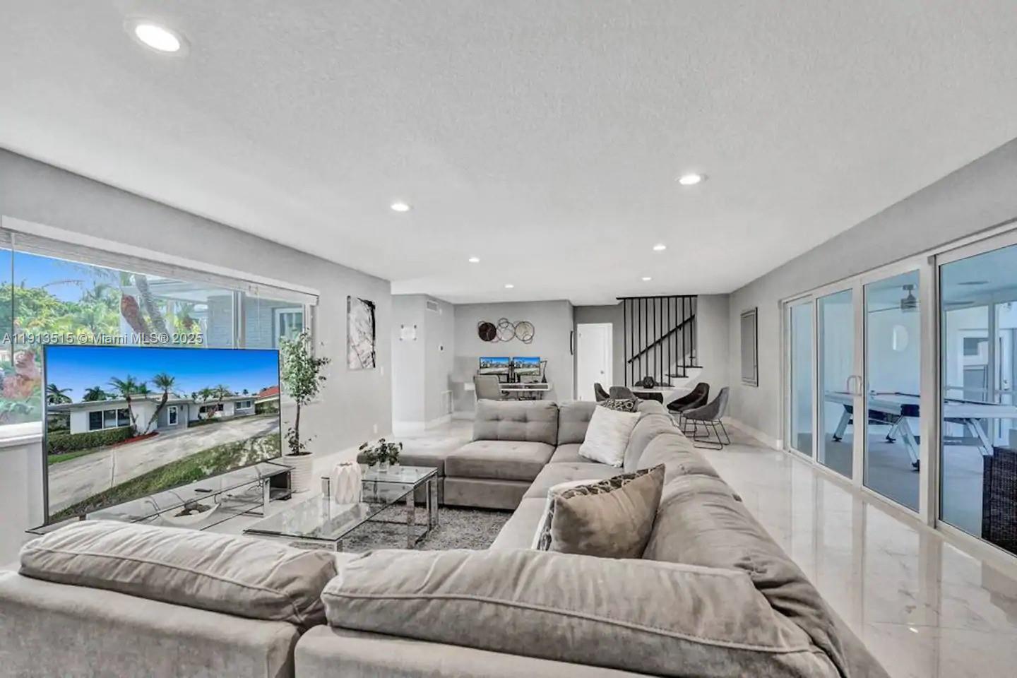 1241 Hollywood Blvd Hollywood, FL 33019