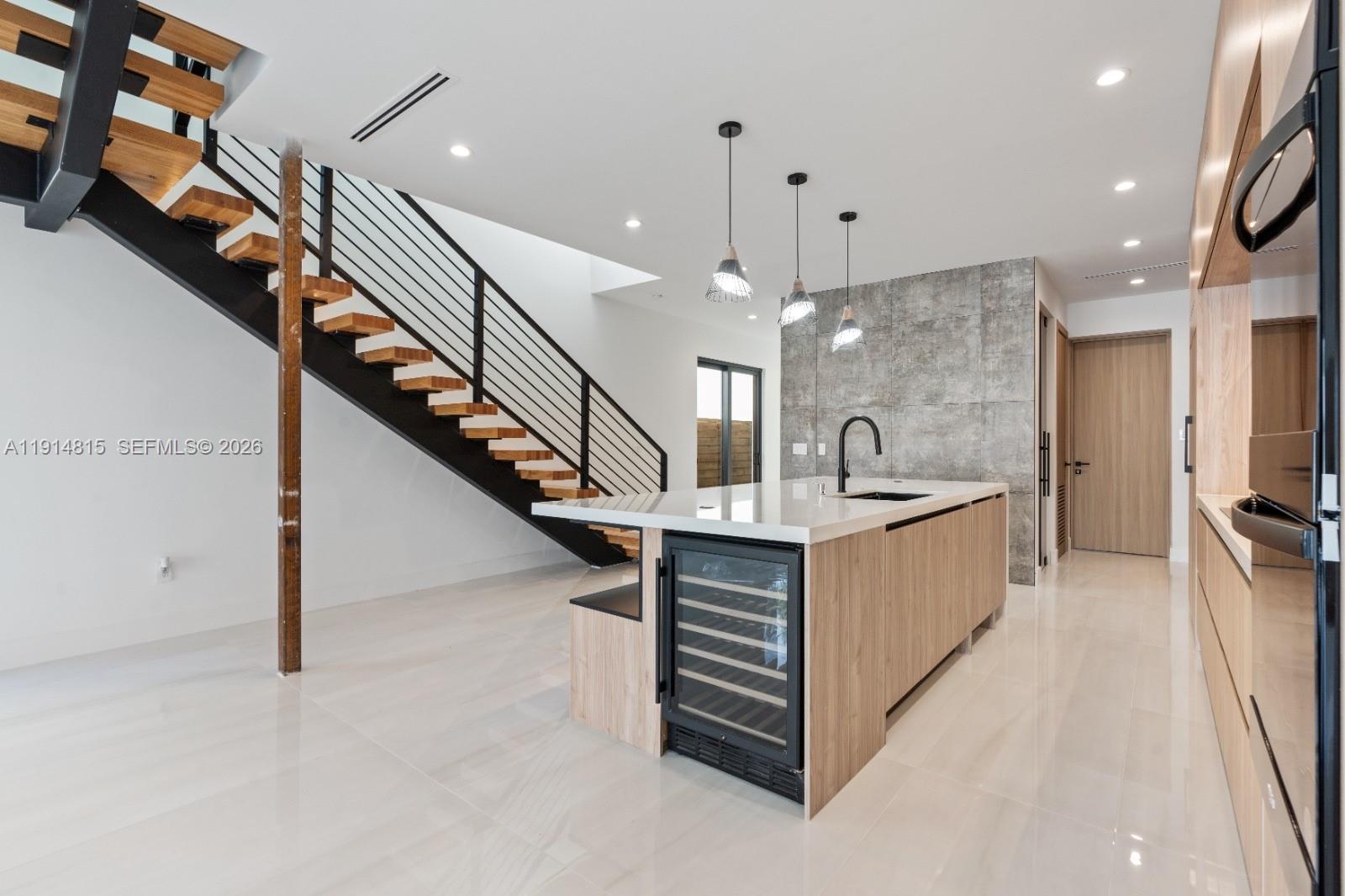 207 NE 17th Ave Fort Lauderdale, FL 33301