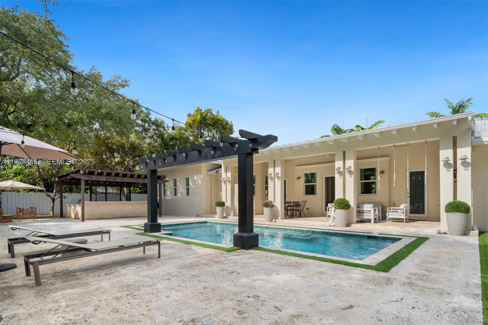 7222 SW 79th Ter Miami, FL 33143