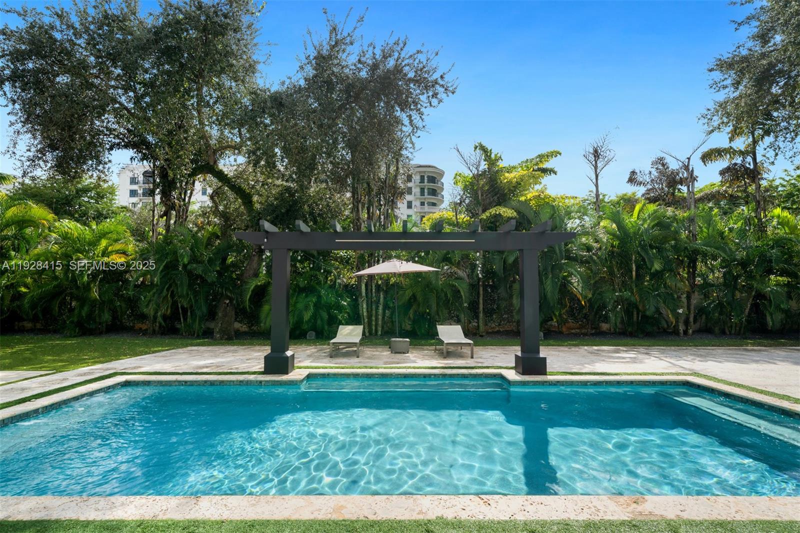 7222 SW 79th Ter Miami, FL 33143