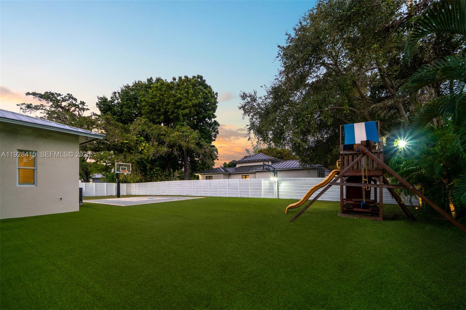 7222 SW 79th Ter Miami, FL 33143