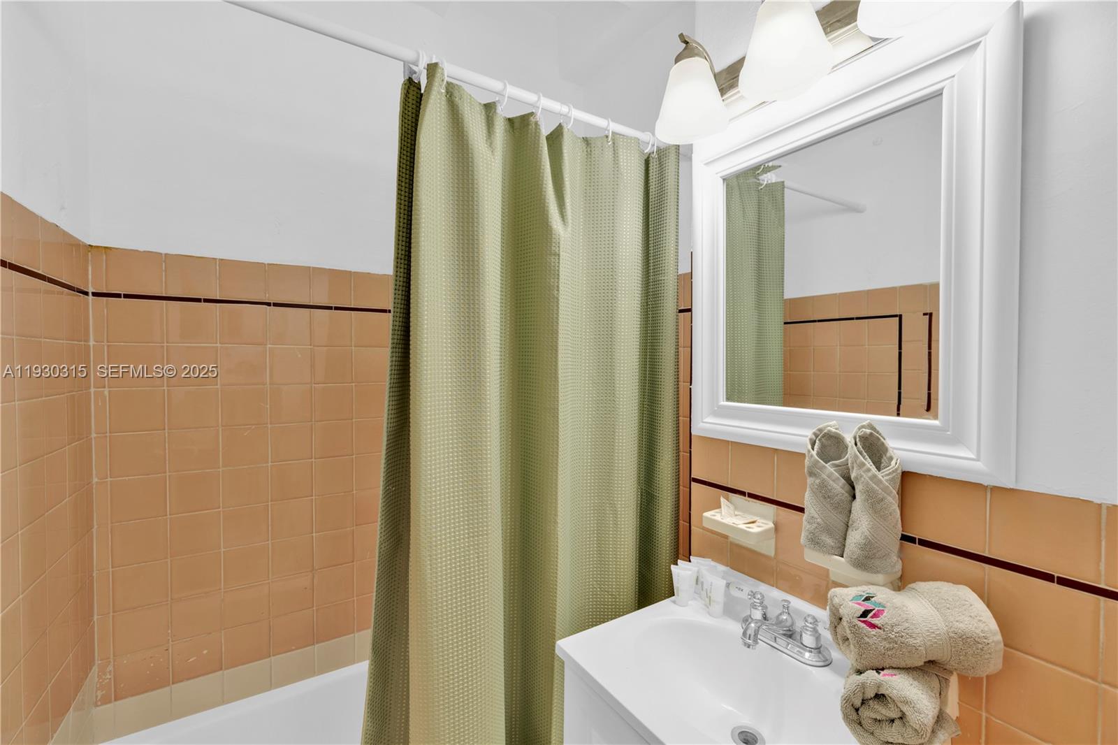 255 W 24th St #302 Miami Beach, FL 33140