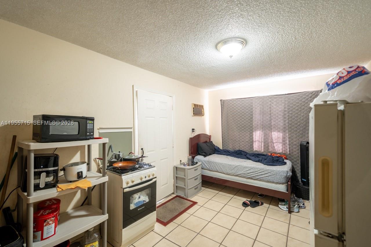 671 E 6th Pl Hialeah, FL 33010