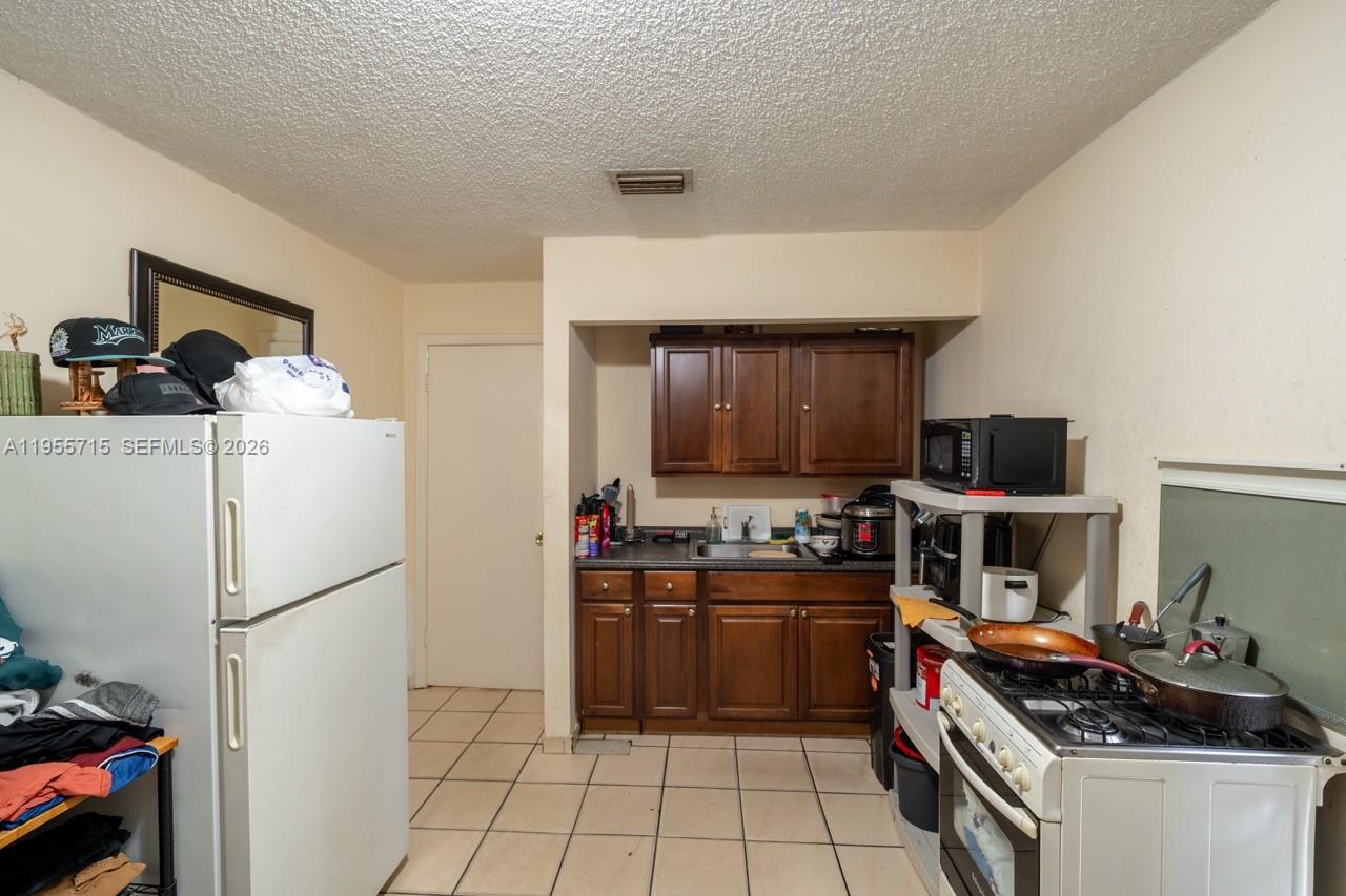671 E 6th Pl Hialeah, FL 33010