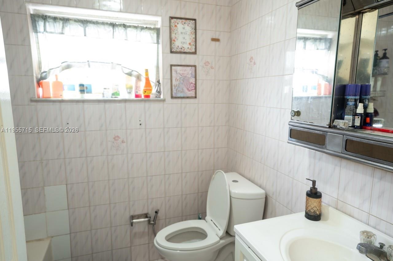 671 E 6th Pl Hialeah, FL 33010