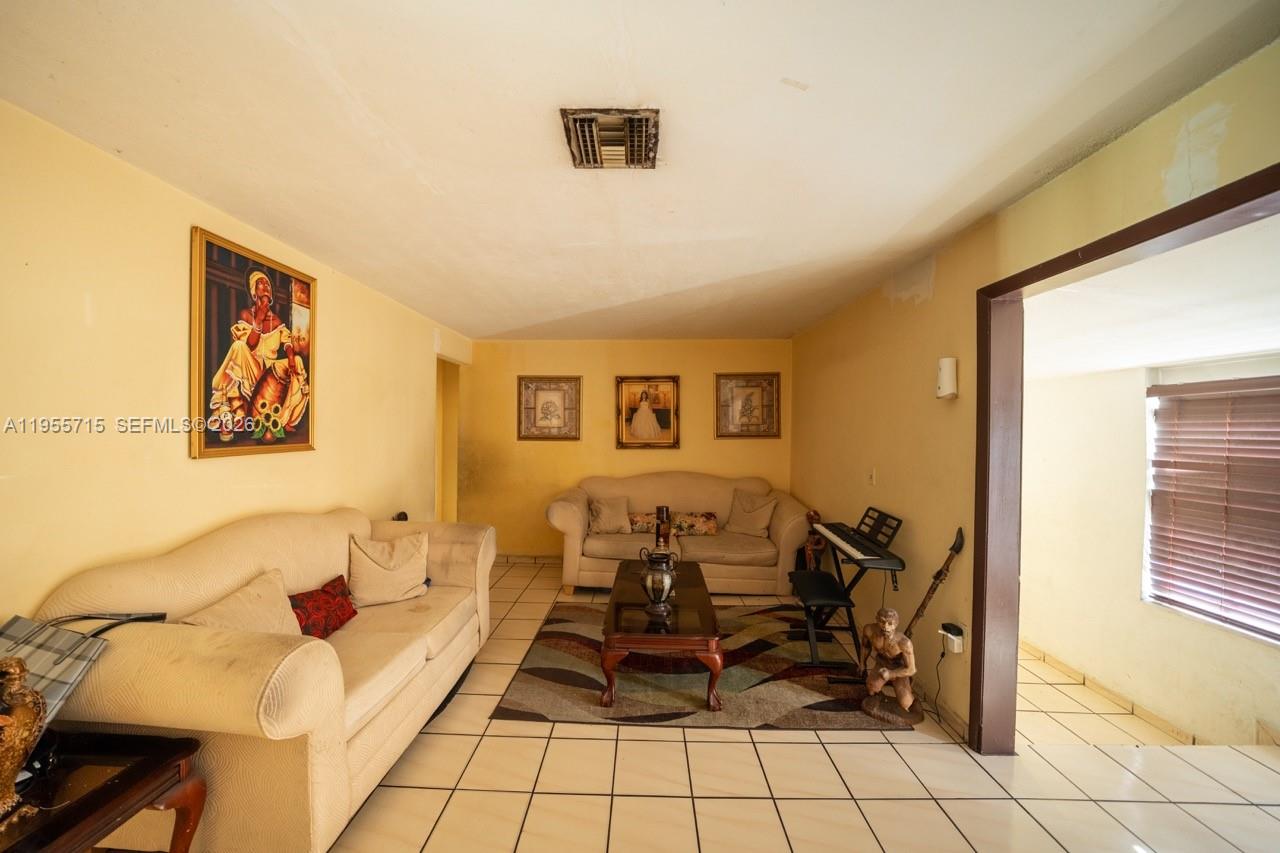 671 E 6th Pl Hialeah, FL 33010