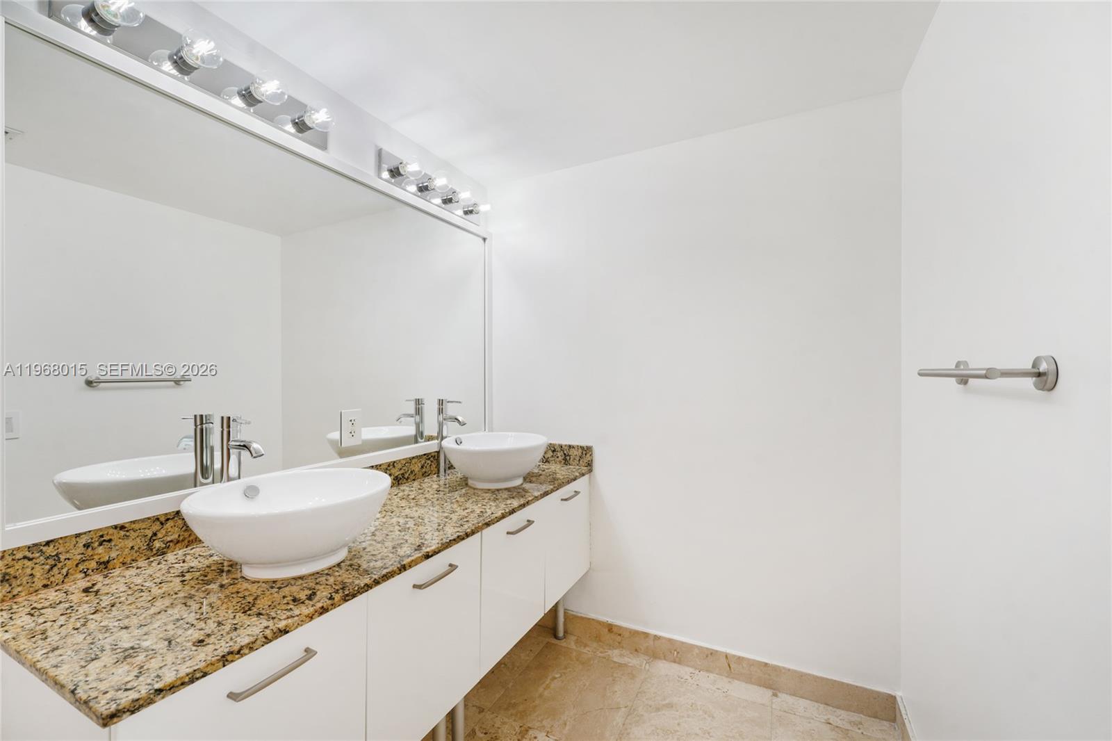 image Brickell on the River South8